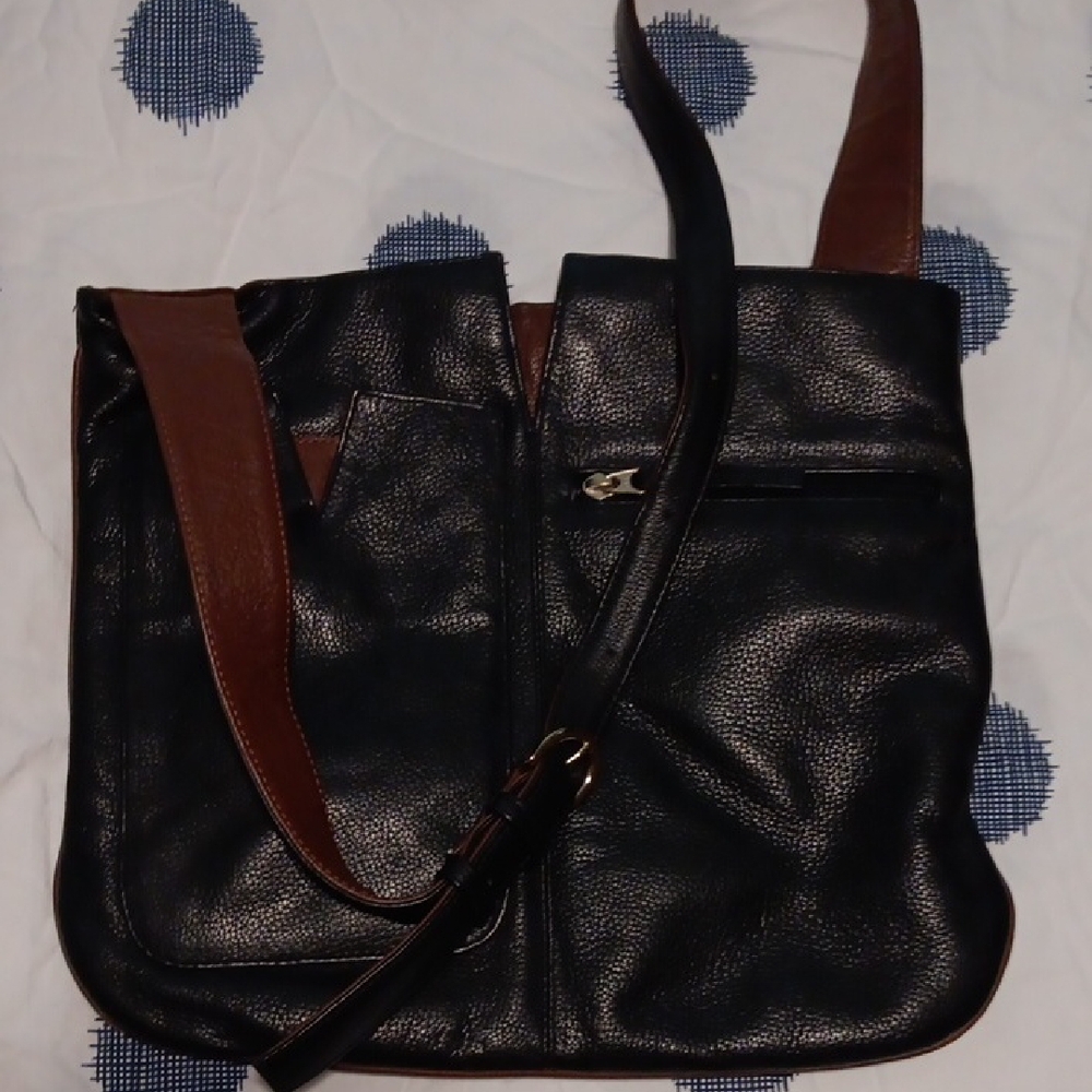 Woman Black and Brown Leather Shoulder/Crosbody Bag